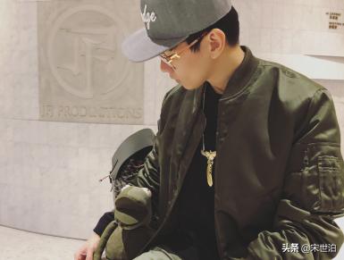 如何用小小的配饰搭配出百变风格 (小众配饰搭配方法)