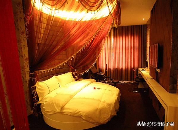 情侣酒店里的床是什么床,情侣酒店的床是圆的还是方的