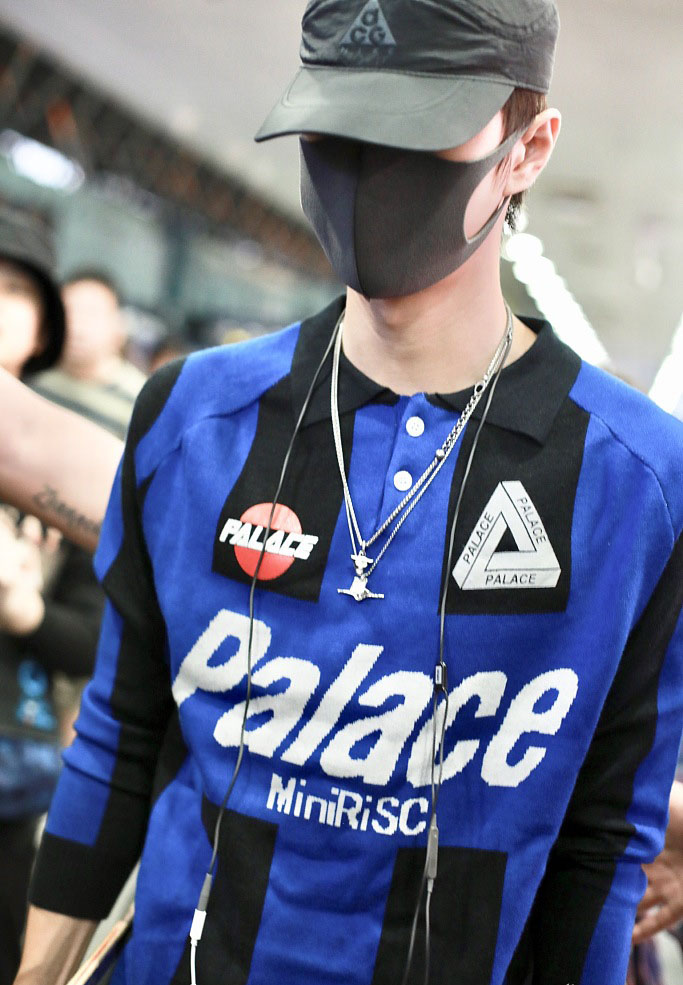 王一博牛仔服棒球帽舞蹈,王一博穿黑色短袖戴渔夫帽拿滑板