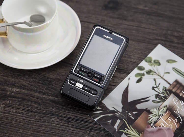 motorazr四代,motorazr2019翻盖折叠屏