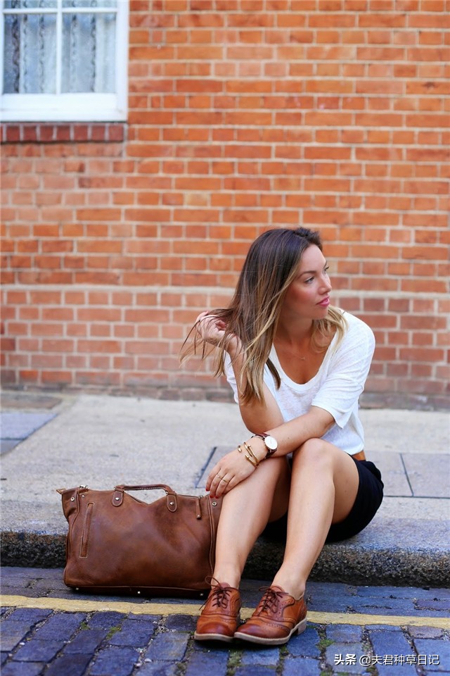 为啥好多女人都不穿高跟鞋了,适合现在穿的小白鞋