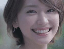 搞笑段子爱笑的姑娘更容易长皱纹,女孩说爱笑容易长皱纹高情商回复