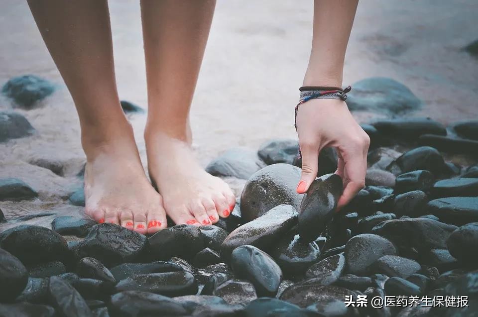 夏天如何让脚不干裂,夏天不闷脚的秘诀