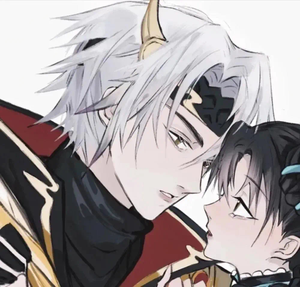 情侣头像一人一半王者荣耀版的,王者荣耀情侣头像拿着手机挡住脸