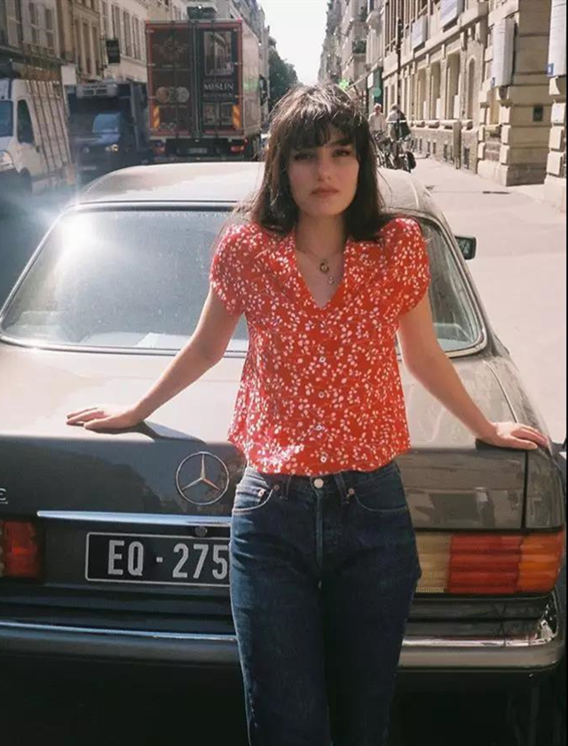 “三角妹”掌握扬长避短法，取舍上下身的优劣势，轻松穿出法式风