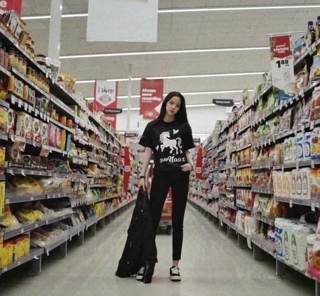 看欧阳娜娜的衣橱，意外发现每件都很值得买