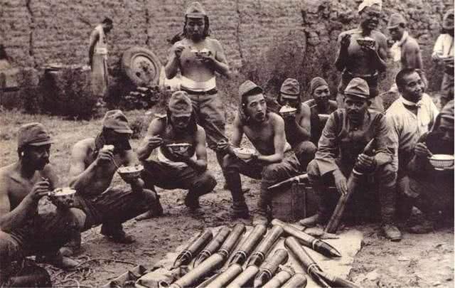 抗战后期日本人用军火来换粮食,抗日战争结束后的日本兵跑到农村