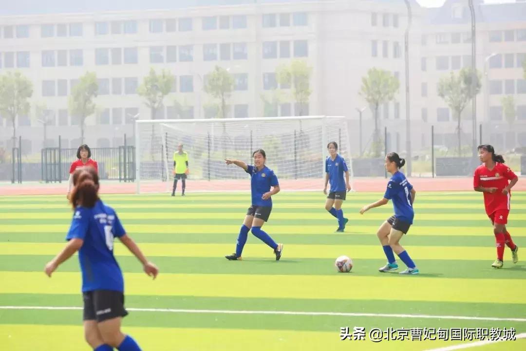 酷暑炎夏也挡不住球友打球的决心,足球绿茵场上的激情与梦想