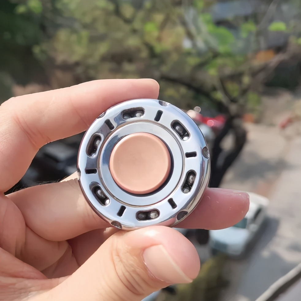 这个指尖陀螺不仅能转,还能啪啪啪?