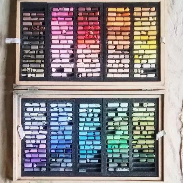 色粉笔表现技法,水溶性粉笔怎么画才亮