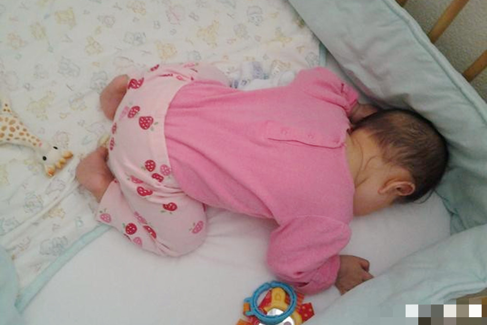 纠正宝宝偏头睡觉的小妙招,如何防止宝宝睡偏头及补救方法