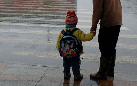 儿子把502胶水吃进嘴里，爸爸果断的处理方式，医生看了都称赞