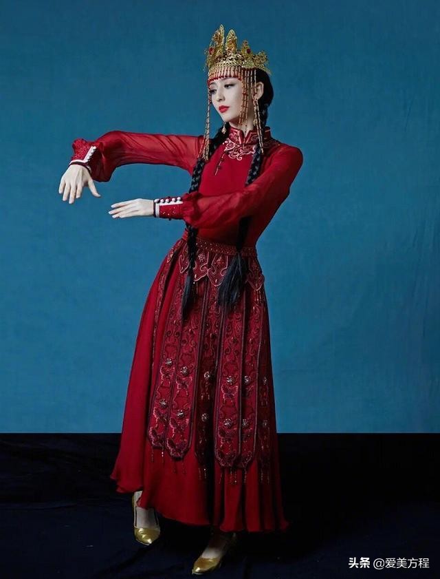 佟丽娅华表奖绝美舞姿惊艳全场,佟丽娅舞姿太美摄影师也跟着摇摆