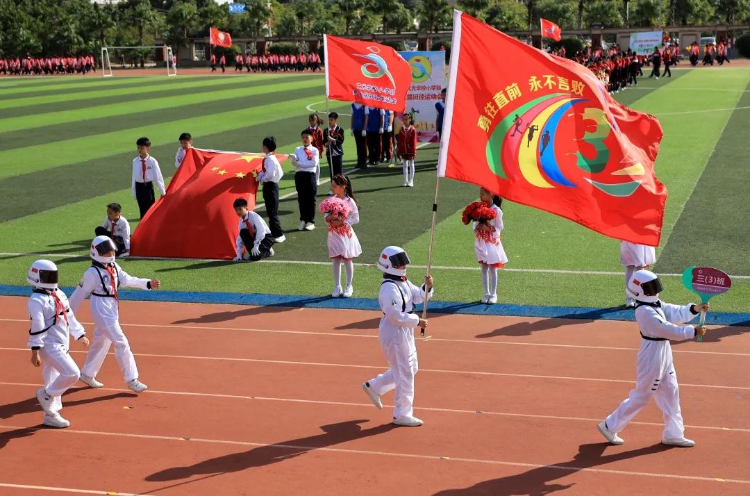 小学秋季田径运动会报道,运动少年展英姿
