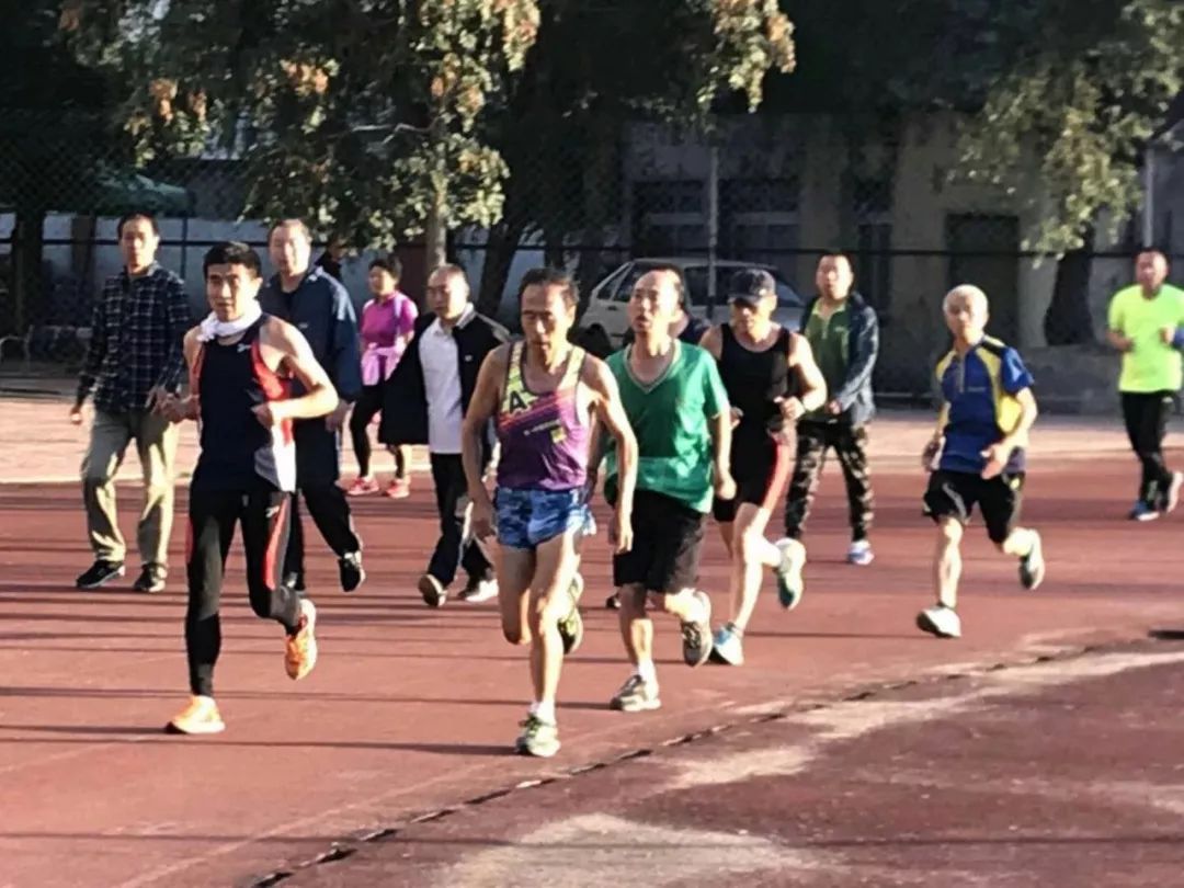 领跑一堆年轻小伙！68岁大爷北马2小时54分，配速408！