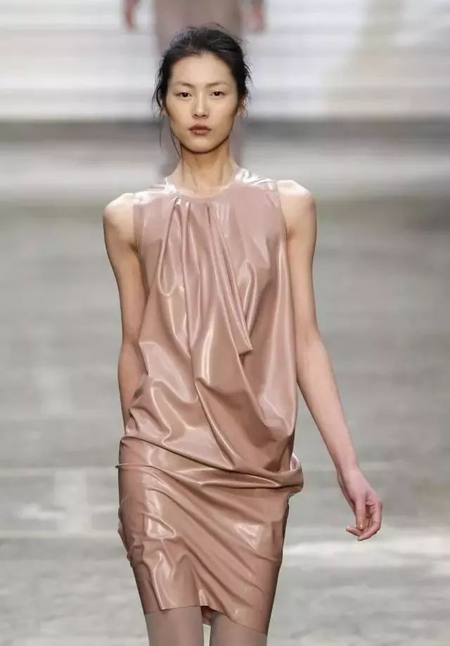 刘雯暌违国际秀场三年重返时装,刘雯暌违国际秀场三年重返时装周