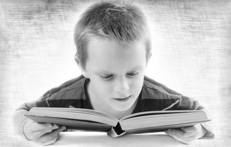 英国留学生家长要求包机回国,英国包机接回中国留学生