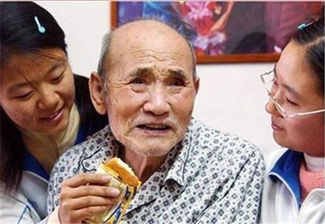 88岁白方礼：我老了，三轮车蹬不动了，这是给孩子们的最后一笔钱