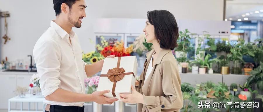 他会买10000元的包给她吗？