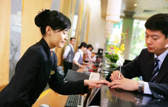 为什么酒店前台工资低还蛮多人做,酒店前台需要熬夜吗