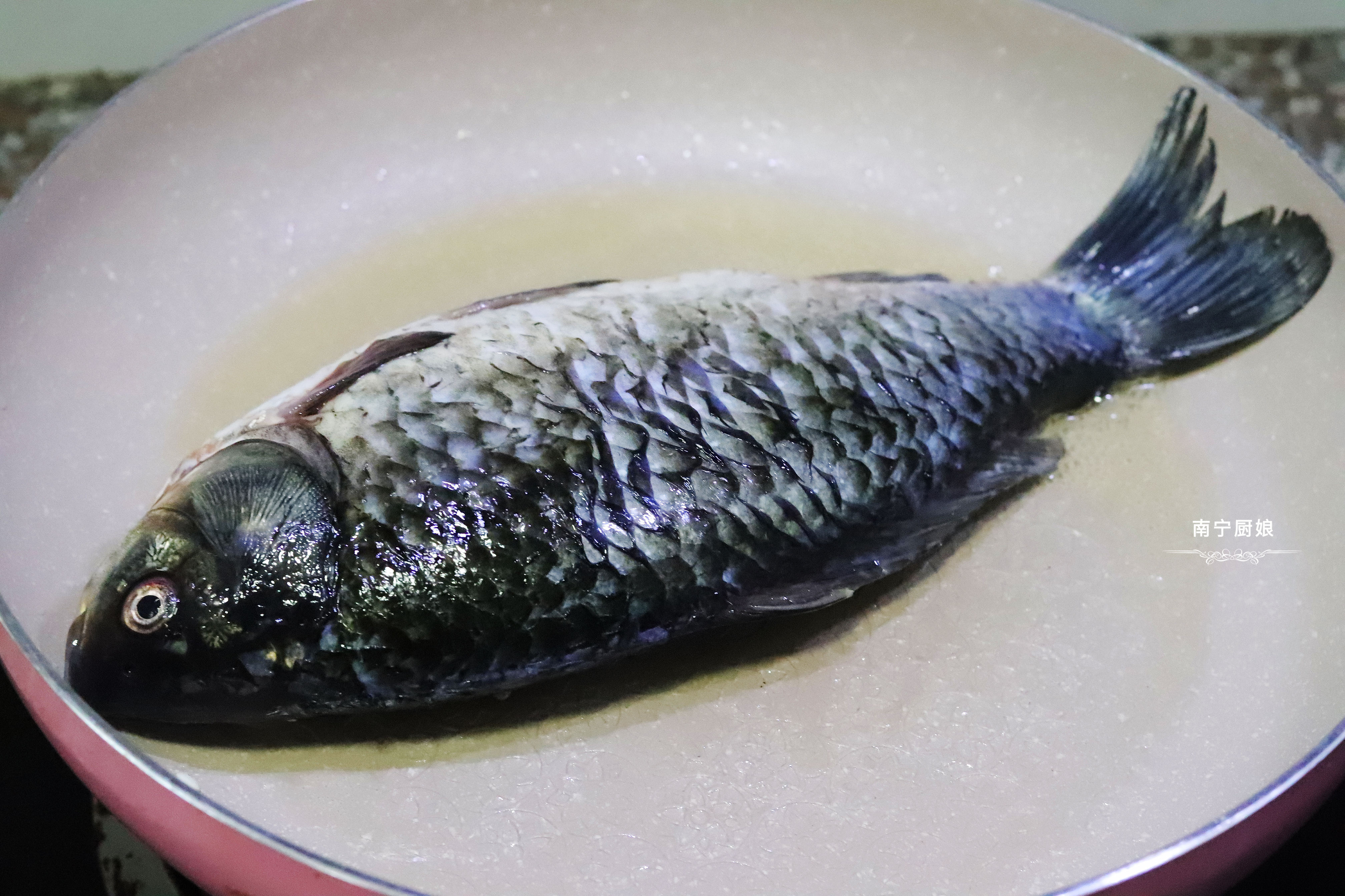 煎鱼不粘锅教你正确煎鱼方法,教你一招煎出的鱼不破皮不粘锅