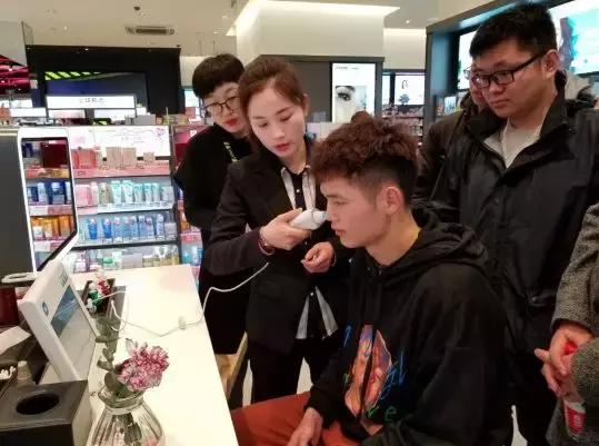 简历如何脱颖而出？面试得注意什么？大学生们参观屈臣氏收获满满