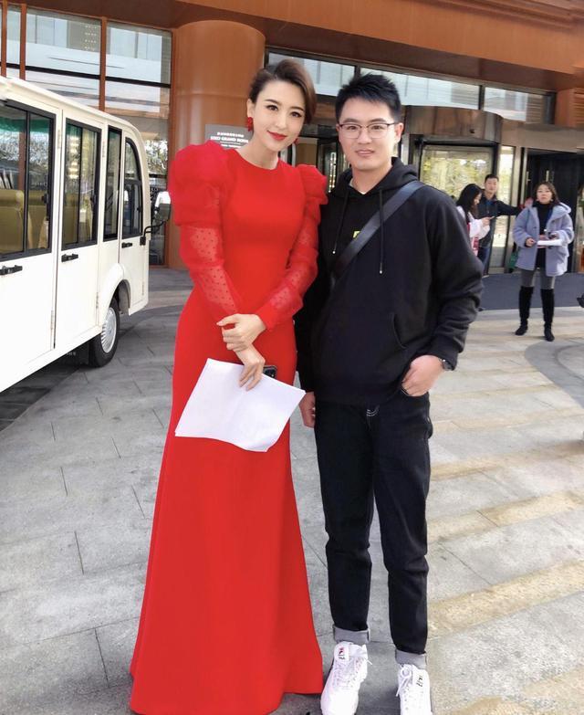 张蕾气质好又会穿,张蕾穿同款藏青色风衣