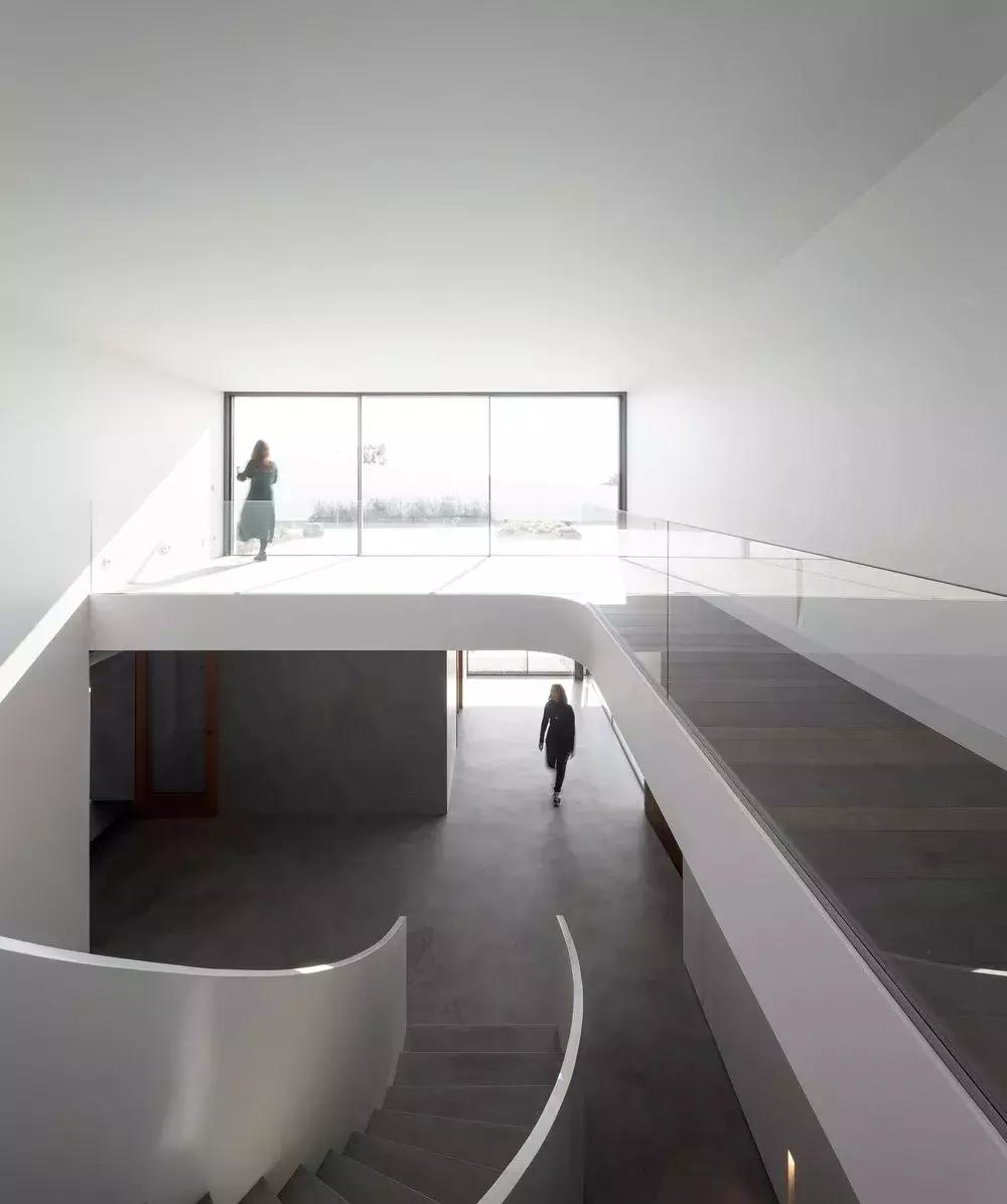 看似简单的白色极简，室内却如此惊艳