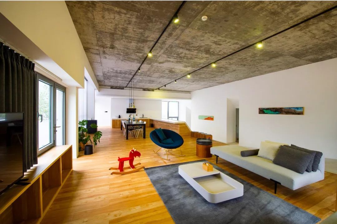 重回校园体验大学生,重回校园操场体验青春活力