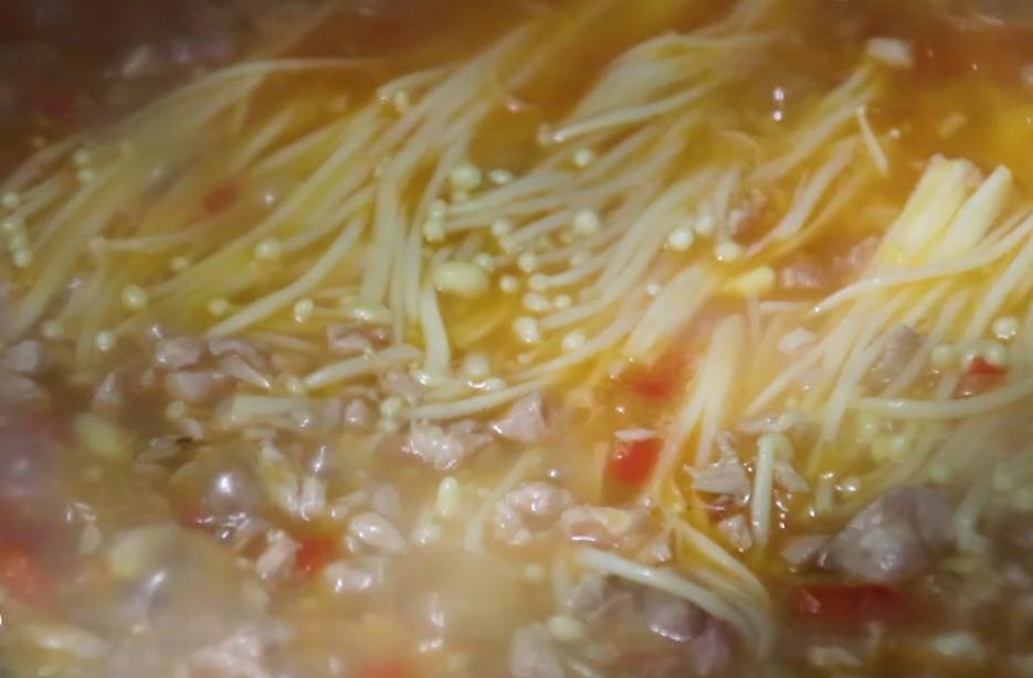 西红柿金针菇怎么做菜才好吃,西红柿金针菇的做法好吃又简单