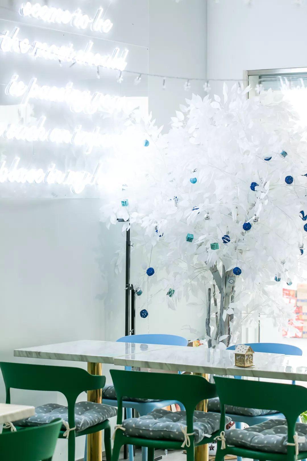 双色的双层小店，晚上有满天星星，呆足一天也不够