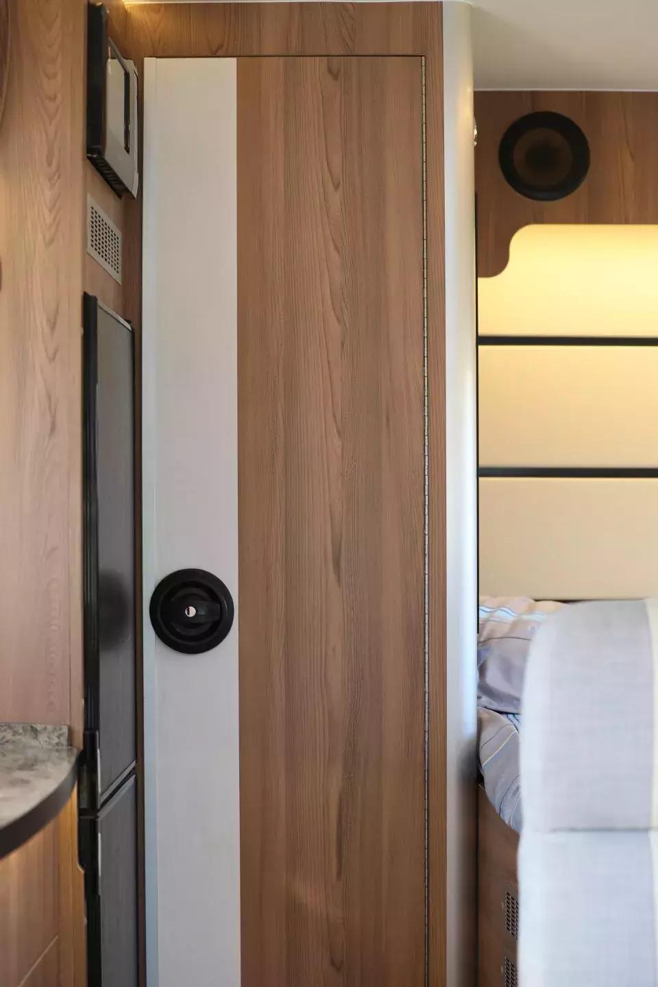 骏驰雷霆一号房车,骏驰房车直播间