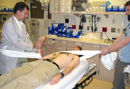 肩膀脱臼了？有一种新方法，能让你自己复位回去，像“陈真”一样