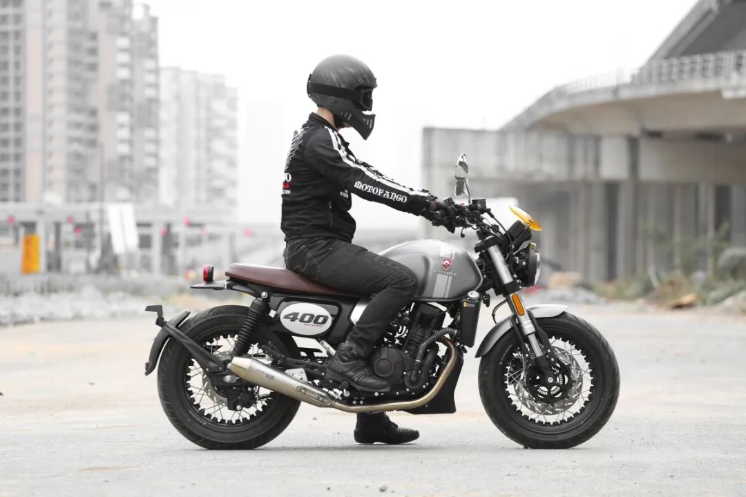 中量级双缸复古赛科龙re3试驾,宗申赛科龙re3双缸400复古摩托