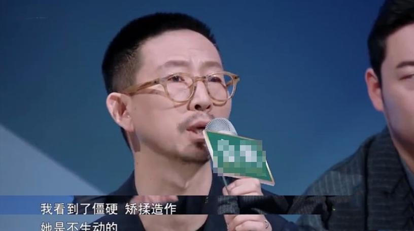 说哭萨顶顶拉踩炎亚纶，为赢《歌手》，《天赐的声音》剑走偏锋？