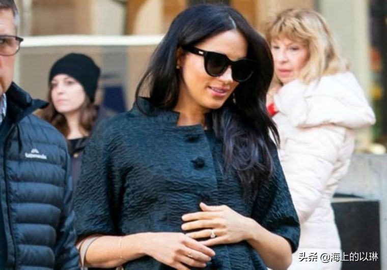 当梅根不再大红大紫,梅根穿搭西装配绿裙子