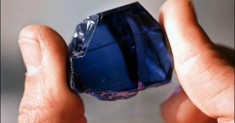 老人意外发现价值160万石头,男人发现一块巨石值10亿