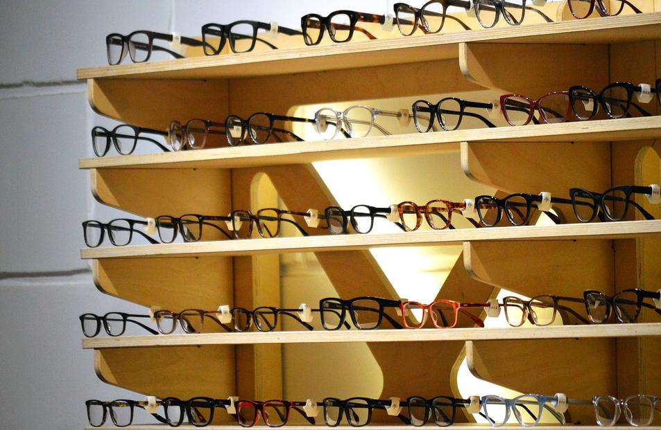 蔡司镜片和依视路的比较,依视路x4和蔡司防蓝光镜片哪个好