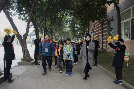 香江吐艳荆花瑞锦官情浓满园芳