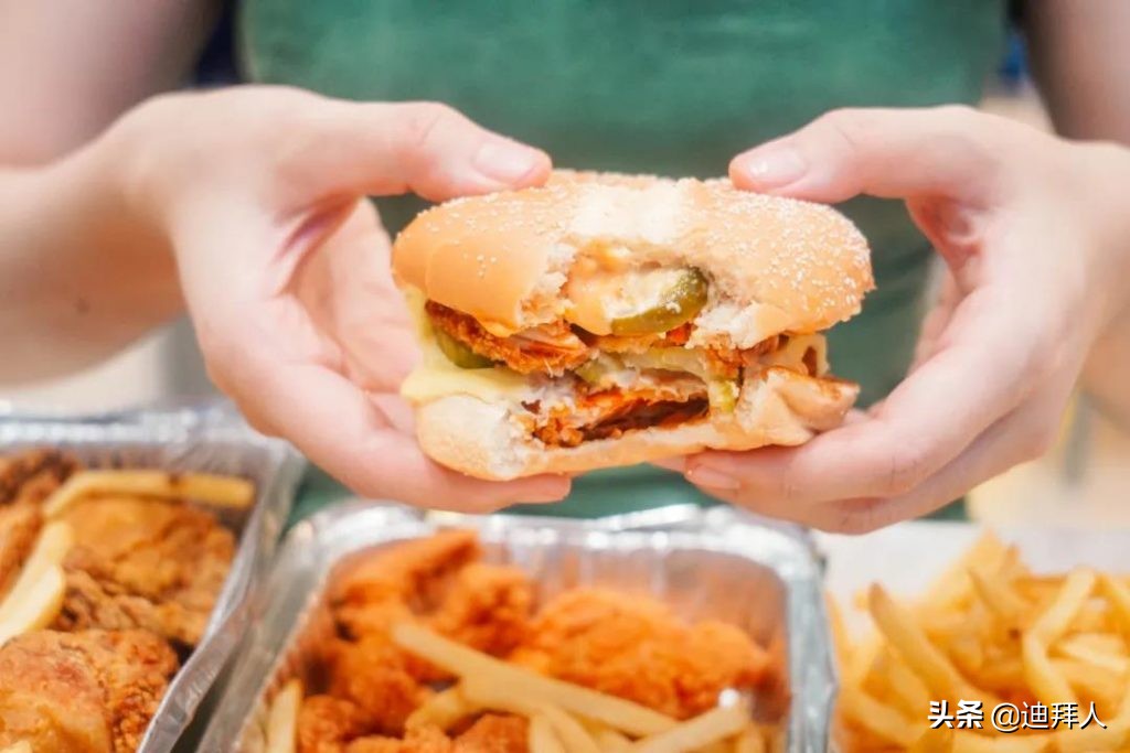 这只“鸡”不一般！啃过都说好！探访来自沙特的灵魂炸鸡店AlBaik