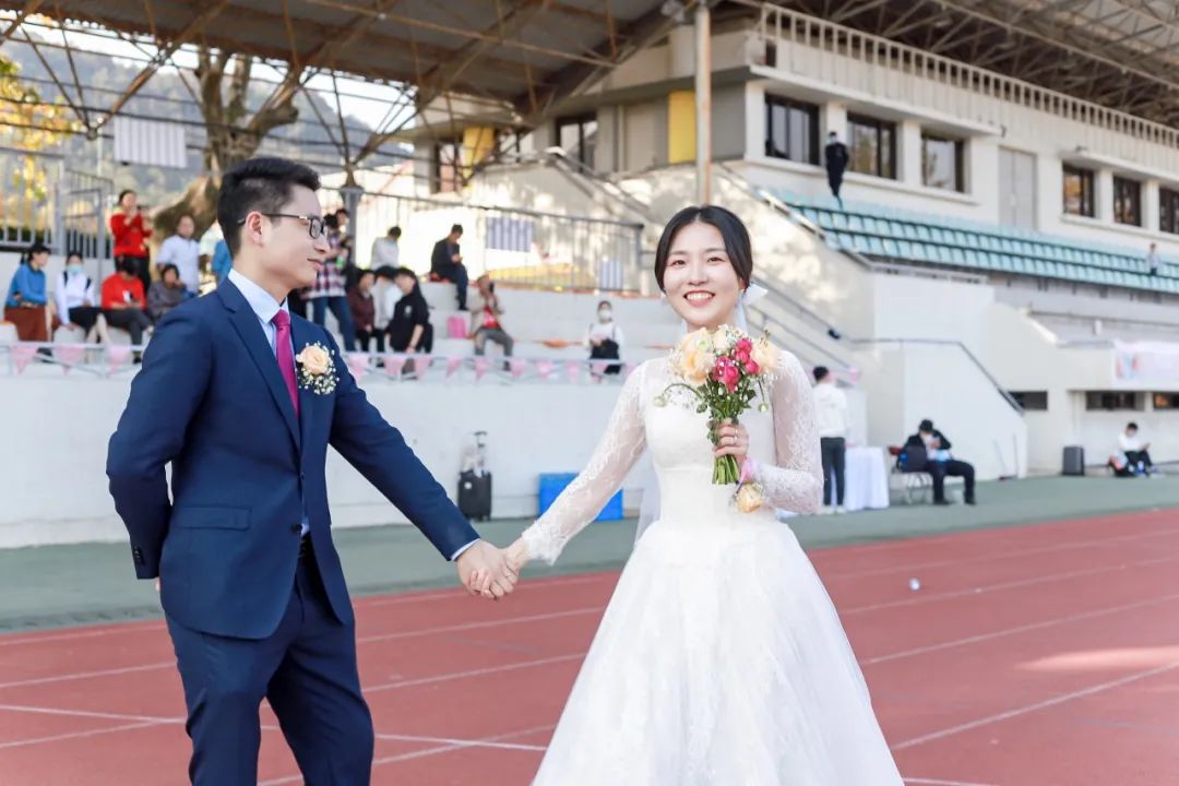 李兰娟致敬院士视频,致敬李兰娟院士的诗朗诵