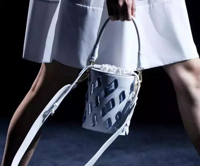 ep雅莹走秀2019,ep雅莹黑裙子