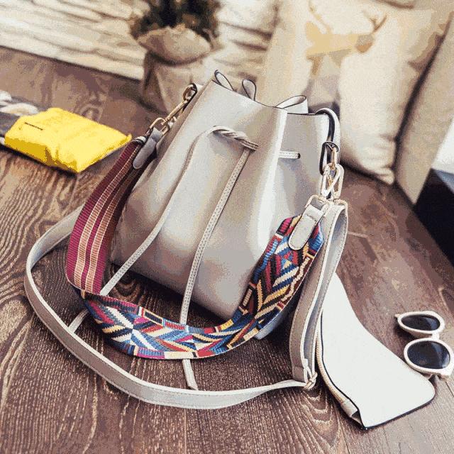 春夏经典款时髦大容量水桶包,今年流行的水桶包包