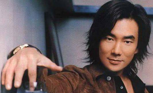 终于见到小齐哥秀恩爱了，带老婆参加活动，网友：自然脸好真实