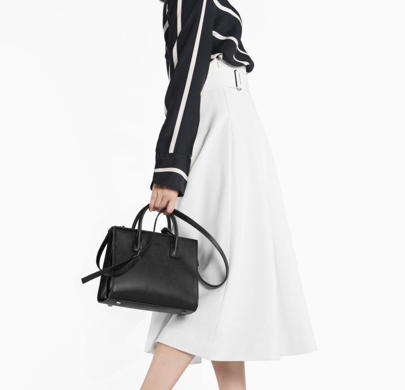 包包也有中性风，混搭帅气造型