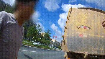 金湾两名男子被“枣核钉”误伤！血流不止！原来竟是泥头车惹的祸！