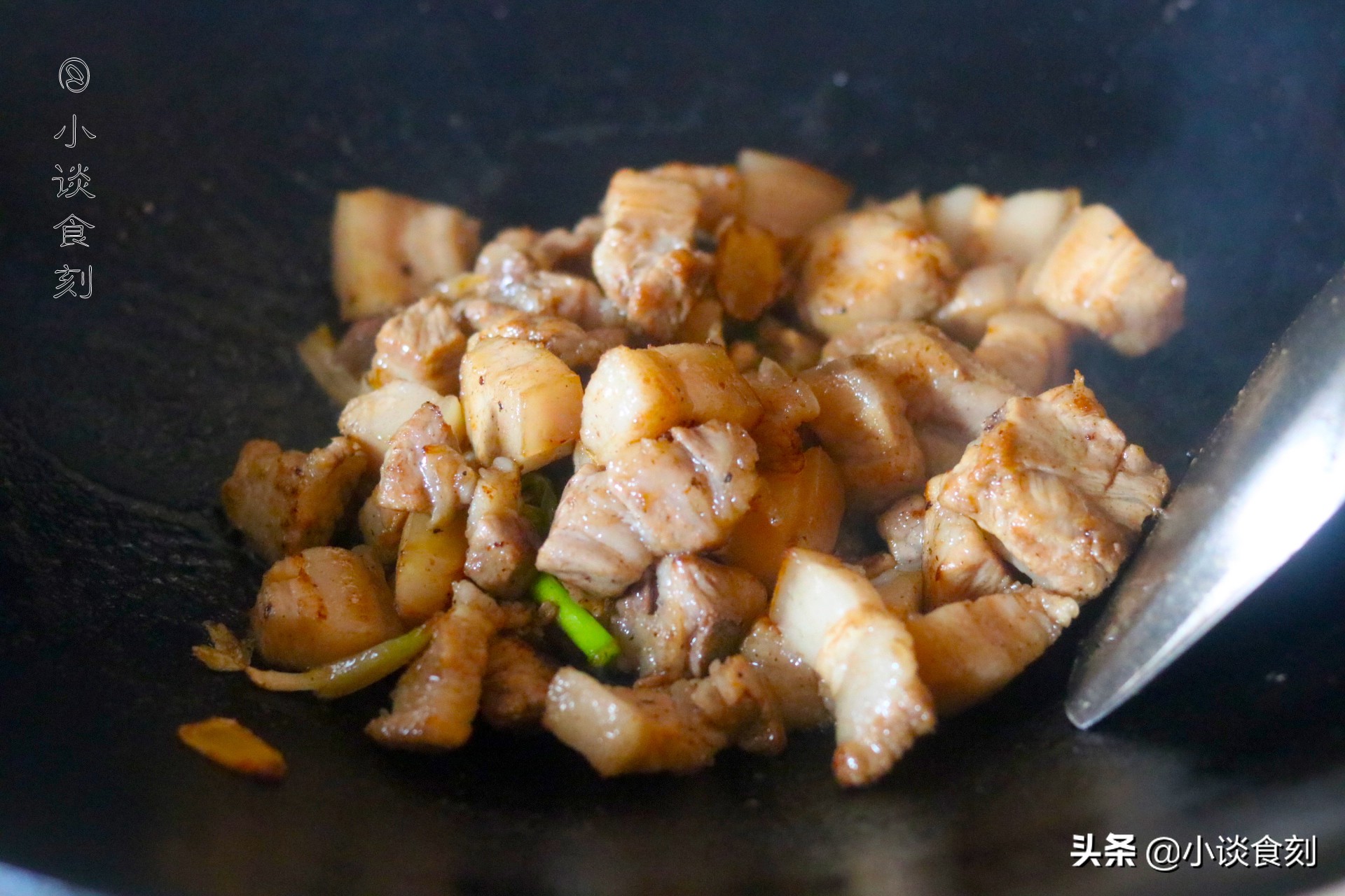 色泽红亮的红烧肉终于做好了,红烧肉这样做出来色泽红亮