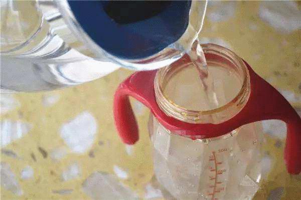 给宝宝冲奶粉需要掌握的知识,给孩子冲奶粉是越浓越好吗