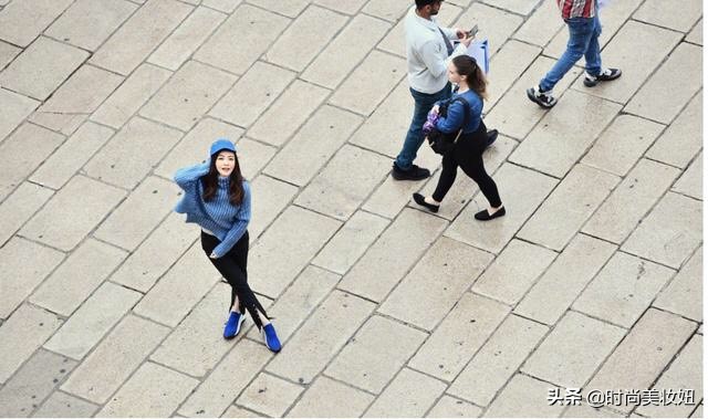 熊黛林不愧是超模，蓝色条纹毛衣配开叉紧身裤，身材比例太惊艳