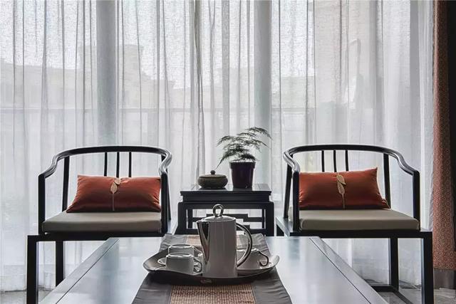 新中式装修配黑色皮沙发,128平装修风格客厅效果图